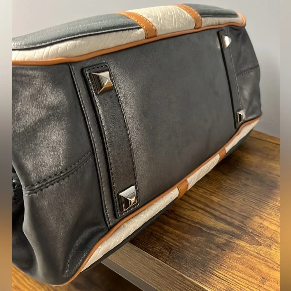 L.A.M.B. Aviano satchel, frosted silver leather, like new condition - Picture 4 of 13